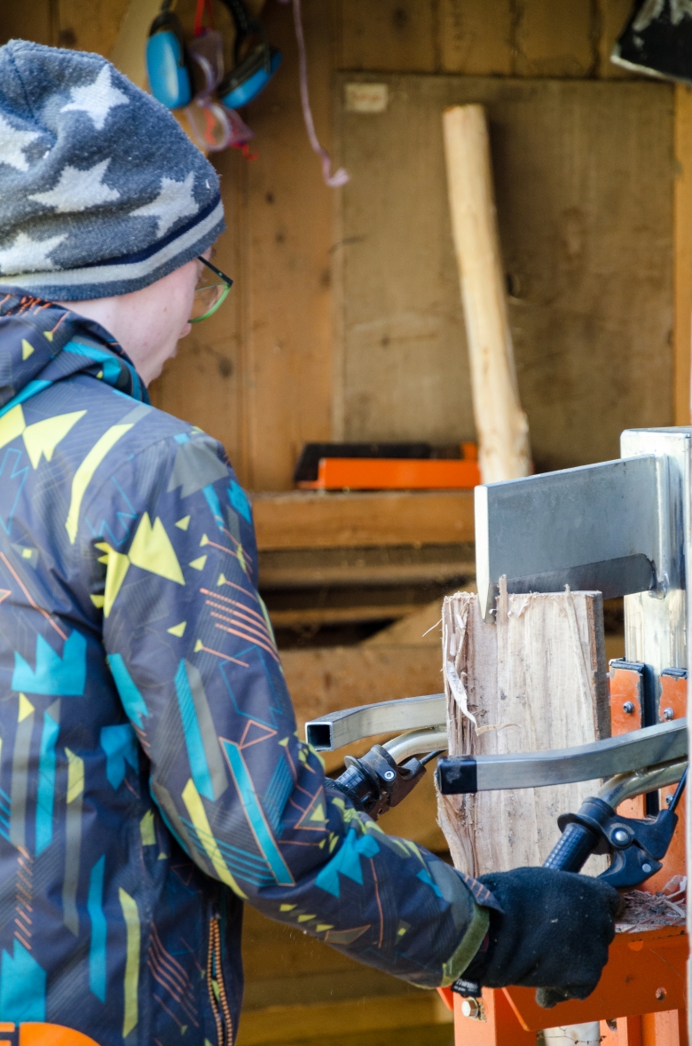 Offeni Tüür, Oberlehn - Holz spalten